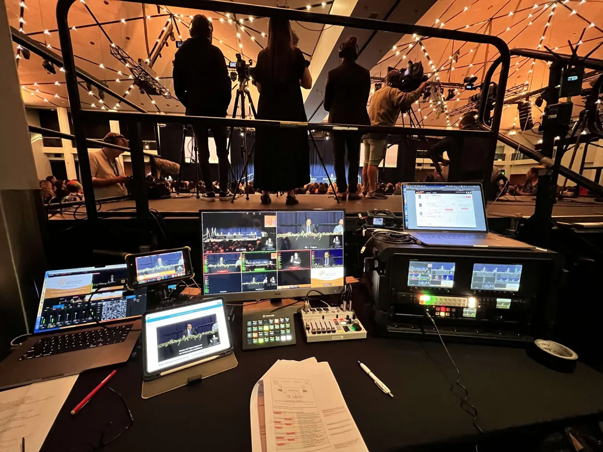 ECKOmedia vision switching position with multiviewer, laptops and camera platform behind
